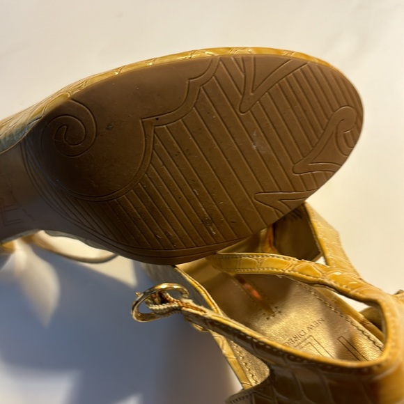 New Directions 3 1/4” heels bone color faux alligator size 8 M - Picture 6 of 8